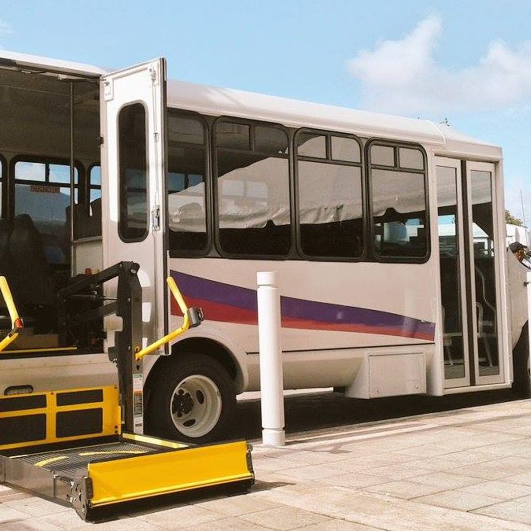 Una imagen de un autobús con una rampa para cargar pasajeros en sillas de rueda.