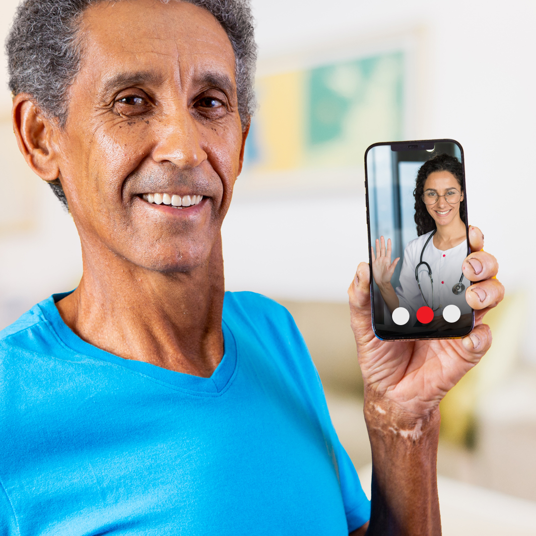 Un adulto mayor teniendo una video llamada con un médico.